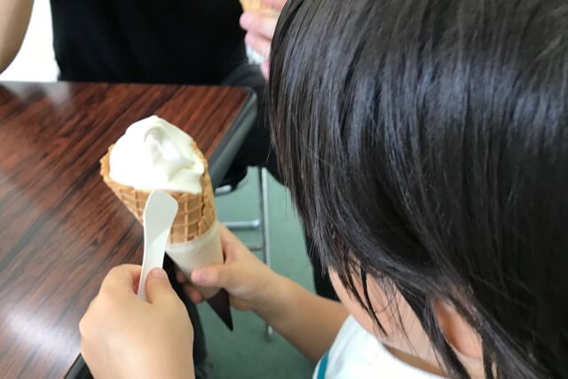 ソフトクリームを食べる娘の写真