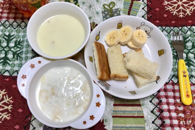 幼児の朝ごはん:パン、バナナ、スープ、ヨーグルト 