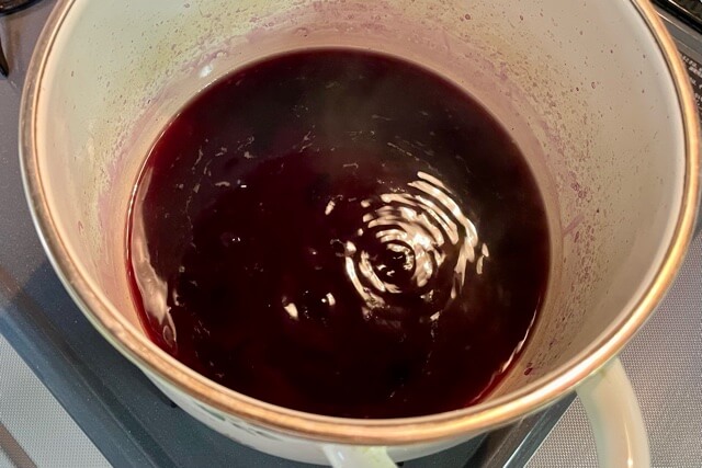 レモン汁を入れる前の赤紫蘇の煮汁