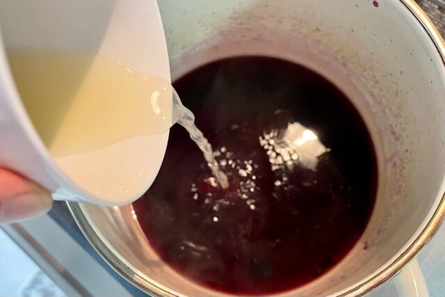 赤紫蘇の煮汁にレモン汁を入れているところ