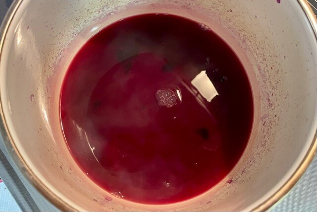 レモン汁を入れた後の赤紫蘇の煮汁