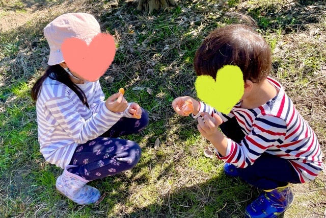 みかんを食べる子ども達